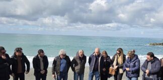 Fiori in mare per i migranti riaffiorati: il gesto della Flai Cgil Calabria ad Amantea