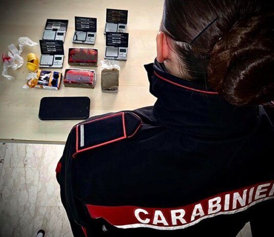 Controlli dei Carabinieri: in casa droga e bilancini, arrestato 18enne
