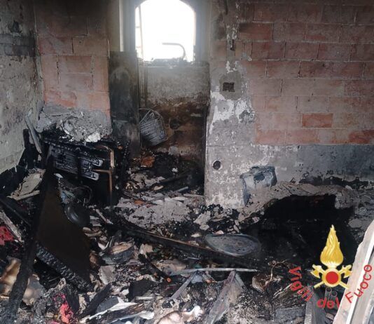 Incendio distrugge abitazione – intervento tempestivo dei Vigili del fuoco, nessun ferito