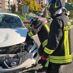 Violento impatto tra due auto: una persona ferita trasportata in ospedale