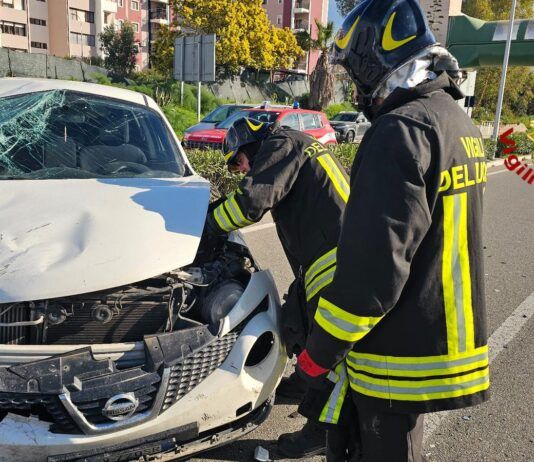 Violento impatto tra due auto: una persona ferita trasportata in ospedale