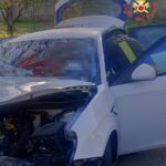 Auto perde il controllo: Vigili del Fuoco estraggono conducente intrappolato