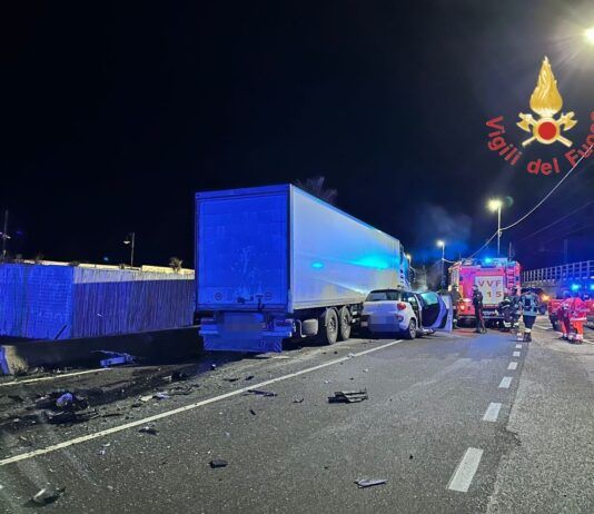 Incidente su SS 18 – scontro tra auto e camion: un morto