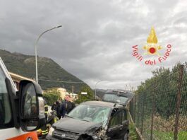 Incidente stradale tra autofurgone e auto: giovane estratta dalle lamiere