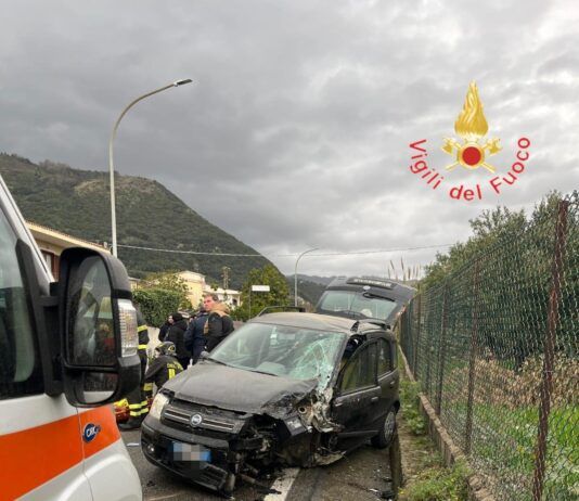 Incidente stradale tra autofurgone e auto: giovane estratta dalle lamiere