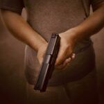 Cliente minaccia il personale di un ristorante con una pistola perché la cucina era chiusa: denunciato 67enne