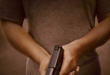 Cliente minaccia il personale di un ristorante con una pistola perché la cucina era chiusa: denunciato 67enne