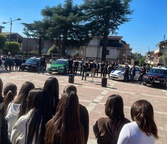 Melicucco – i Carabinieri incontrano gli studenti in piazza. Una giornata all’insegna della legalità e della prossimità
