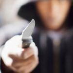 Litiga con i compagni e li minaccia con un coltello, studente delle medie disarmato dagli insegnanti