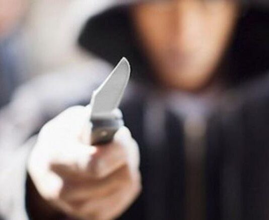 Litiga con i compagni e li minaccia con un coltello, studente delle medie disarmato dagli insegnanti