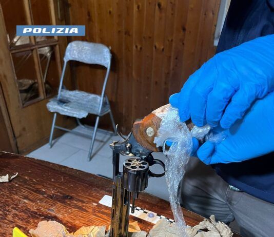 Armi, droga e munizioni in casa: arrestati due fratelli