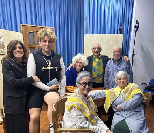 “Le Sorelle Alzheimer”, il teatro che fa sorridere e pensare nell’Ottava di Carnevale della Piana