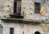 Crolli e rischio cedimento in edificio abbandonato: strada chiusa e intervento urgente dei Vigili del Fuoco