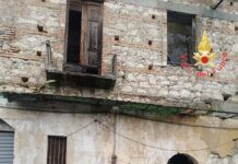 Crolli e rischio cedimento in edificio abbandonato: strada chiusa e intervento urgente dei Vigili del Fuoco