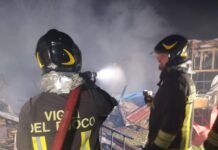 Magazzini agricoli in fiamme, intervento tempestivo dei Vigili del Fuoco evita danni alle abitazioni