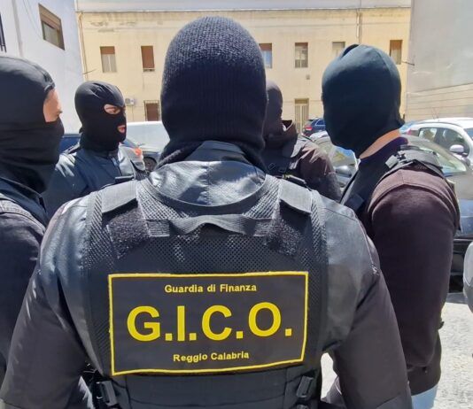 Kalashnikov e tritolo nell’arsenale della ’ndrangheta: tre arresti nella Piana di Gioia Tauro