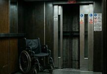 Calabria – Ascensore fermo da vent’anni: disabile amputato costretto a salire in braccio fino al secondo piano