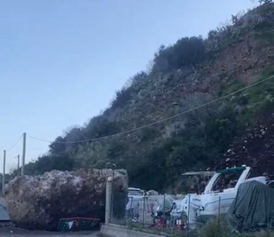 Bagnara, gigantesco masso cade sulla strada Marinella: paura ma nessun ferito