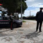 Minaccia la famiglia con un coltello per soldi: arrestato dopo momenti di terrore