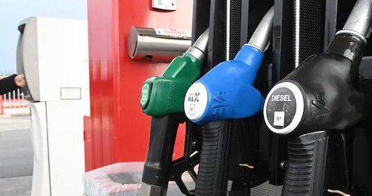 Carburanti alle stelle: benzina e diesel ai massimi, cresce la preoccupazione per i rincari