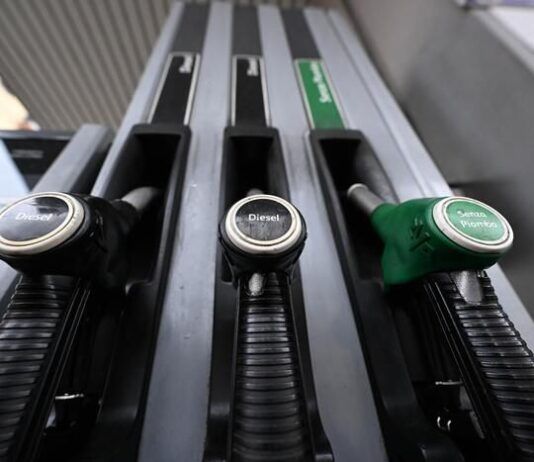 Carburanti alle stelle, gasolio sopra i 2 euro: camionisti pronti allo stop nazionale