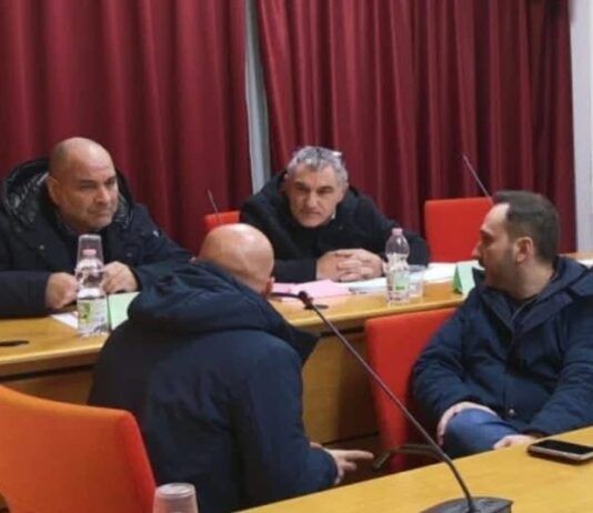 Gioia Tauro, scontro politico sul bilancio: ricorso al TAR e dura replica dell’amministrazione