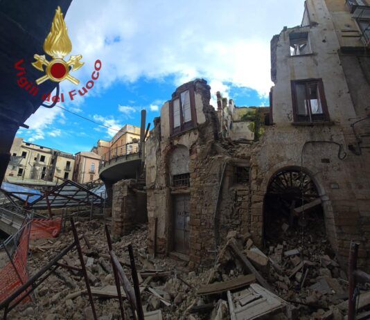Crollo parziale di un edificio: evacuate famiglie e area interdetta
