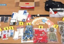 Droga confezionata come “regalo”: scoperto laboratorio in casa, arrestata una donna