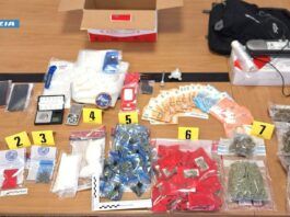 Droga confezionata come “regalo”: scoperto laboratorio in casa, arrestata una donna