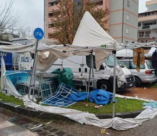 Nubifragio e raffiche di vento devastano la fiera di San Giuseppe: stand distrutti e danni in città