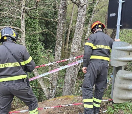 Calabria – Padre e figlio cadono con il monopattino in una scarpata: soccorsi dai Vigili del Fuoco