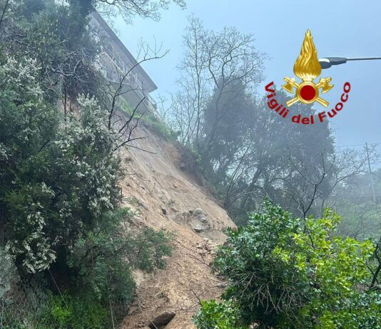 Calabria, frana mette in pericolo abitazioni: strada chiusa ed evacuazioni in corso