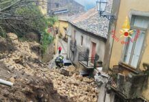 Stilo – Frana travolge auto e minaccia abitazioni: ricerche in corso tra le macerie
