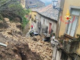 Stilo – Frana travolge auto e minaccia abitazioni: ricerche in corso tra le macerie