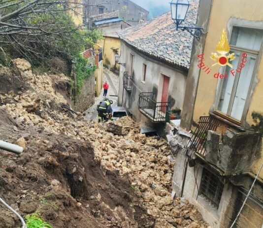 Stilo – Frana travolge auto e minaccia abitazioni: ricerche in corso tra le macerie