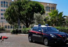 In fuga tra le auto per evitare il controllo: arrestato un giovane
