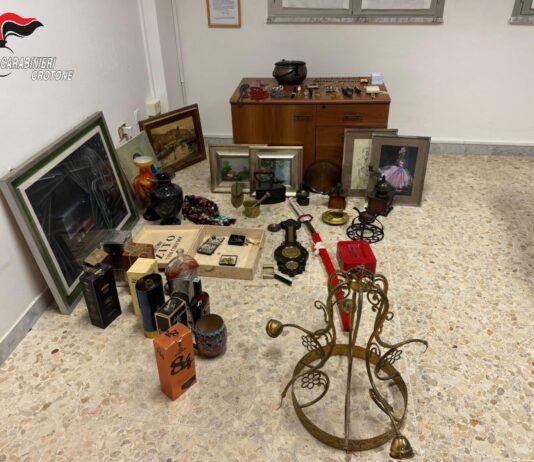 Furto in abitazione nella notte: arrestato, sequestrata anche una katana