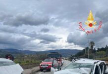 Violento scontro tra due auto: quattro feriti, uno estratto dalle lamiere