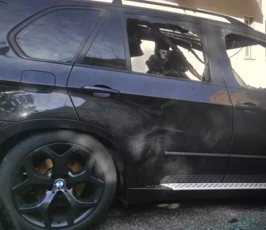 Auto distrutta da incendio nella notte, indagini per origine dolosa