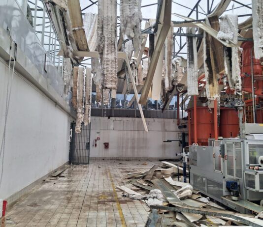 Raffiche di vento devastano la torrefazione Caffè Guglielmo: copertura del capannone gravemente danneggiata