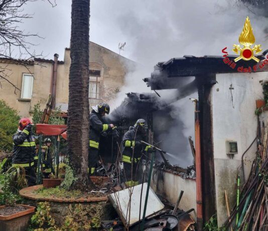 Rogo in un’abitazione: intervento dei Vigili del Fuoco per salvare due persone