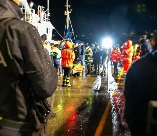 Migranti salvati nel Canale di Sicilia: attraccata la nave “Aita Mari” a Vibo Marina