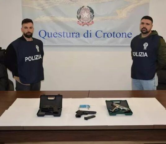 Calabria – Spari in aria davanti a scuola: quattro studenti fermati dalla polizia