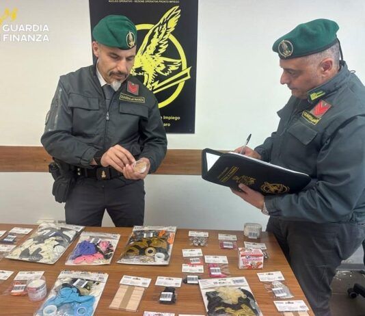 Maxi sequestro di prodotti contraffatti e non sicuri: oltre 36.000 articoli ritirati dal mercato