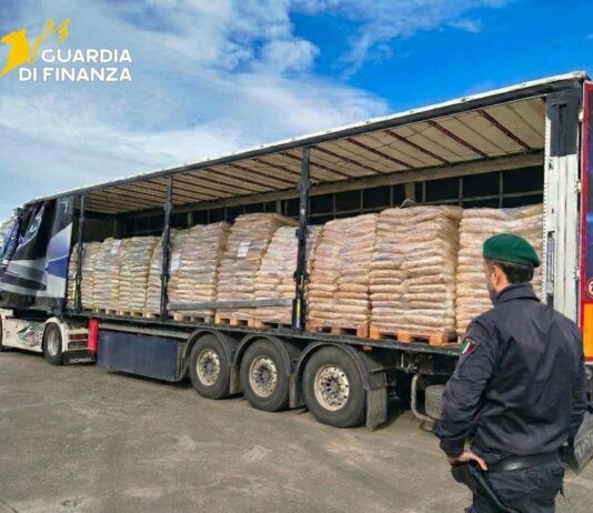 Sequestrato pellet contraffatto tra Calabria e Puglia: indagati due imprenditori