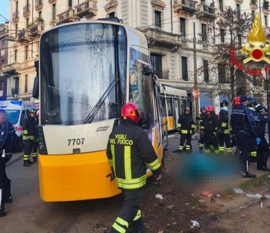 Tram deragliato a Milano: il macchinista al telefono fino a pochi secondi prima dello schianto