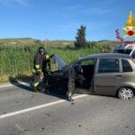 Grave incidente stradale: tre feriti, uno estratto dalle lamiere in condizioni serie