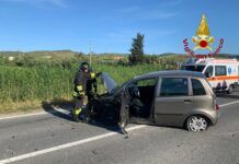 Grave incidente stradale: tre feriti, uno estratto dalle lamiere in condizioni serie