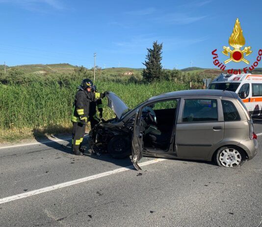 Grave incidente stradale: tre feriti, uno estratto dalle lamiere in condizioni serie