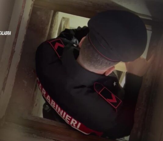 Palmi – scoperto sotto il pavimento un bunker blindato